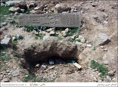 تاراجگران گورستان تاریخی نورآباد را چپاول کردند تاراجگران گورستان تاریخی نورآباد را چپاول کردند
