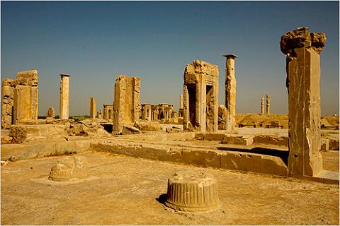 قطار گردشگران خارجي، همراه با ١٥٠ گردشگر ، ٣٠ مهرماه، وارد ايران ميشوند. قطار گردشگران خارجي، همراه با ١٥٠ گردشگر ، ٣٠ مهرماه، وارد ايران ميشوند.